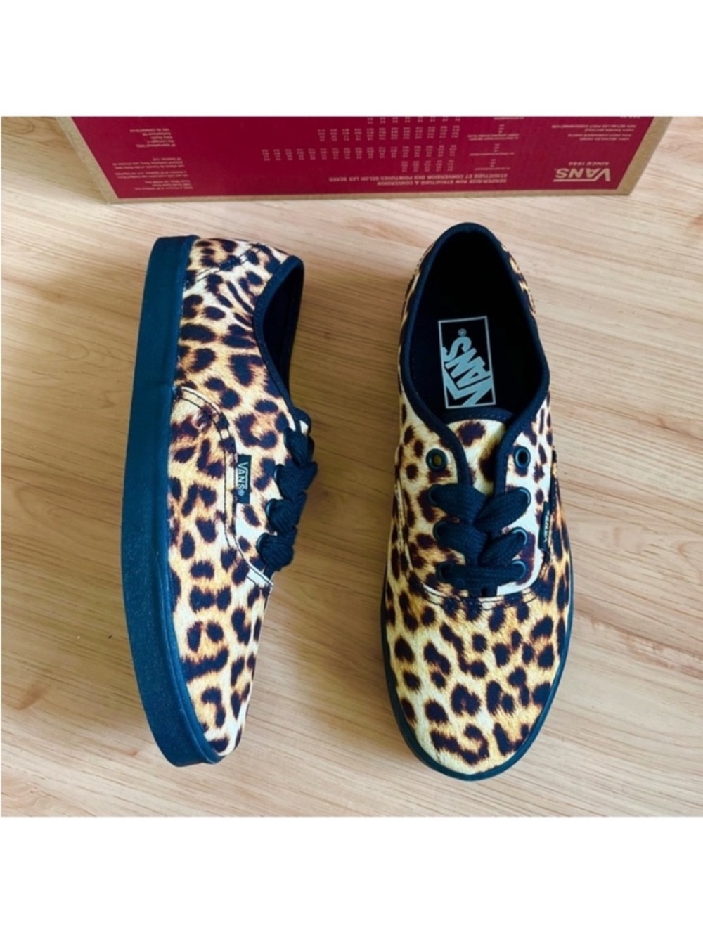 Vans Authentic Lowpro Shoe
Leopard Women 7.5 US